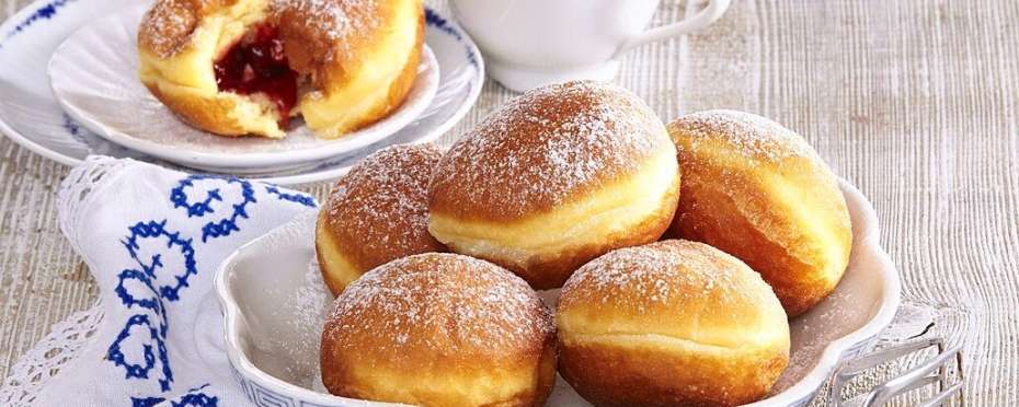 Masopustní koblihy, jejich historie, pověry a pověsti.